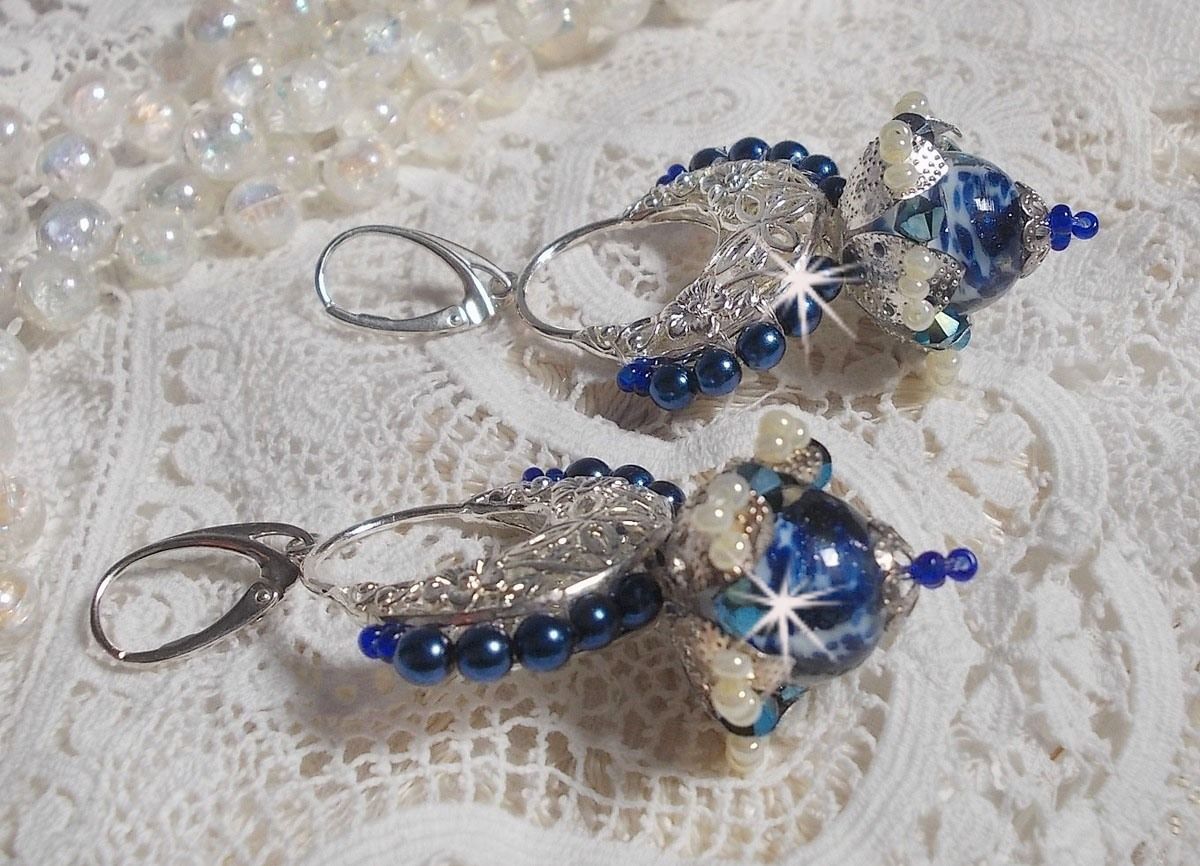 BO Lotusbloemen gemonteerd met Capri Blue/White Venetian Beads en Half Moon Candlestick Connectors
