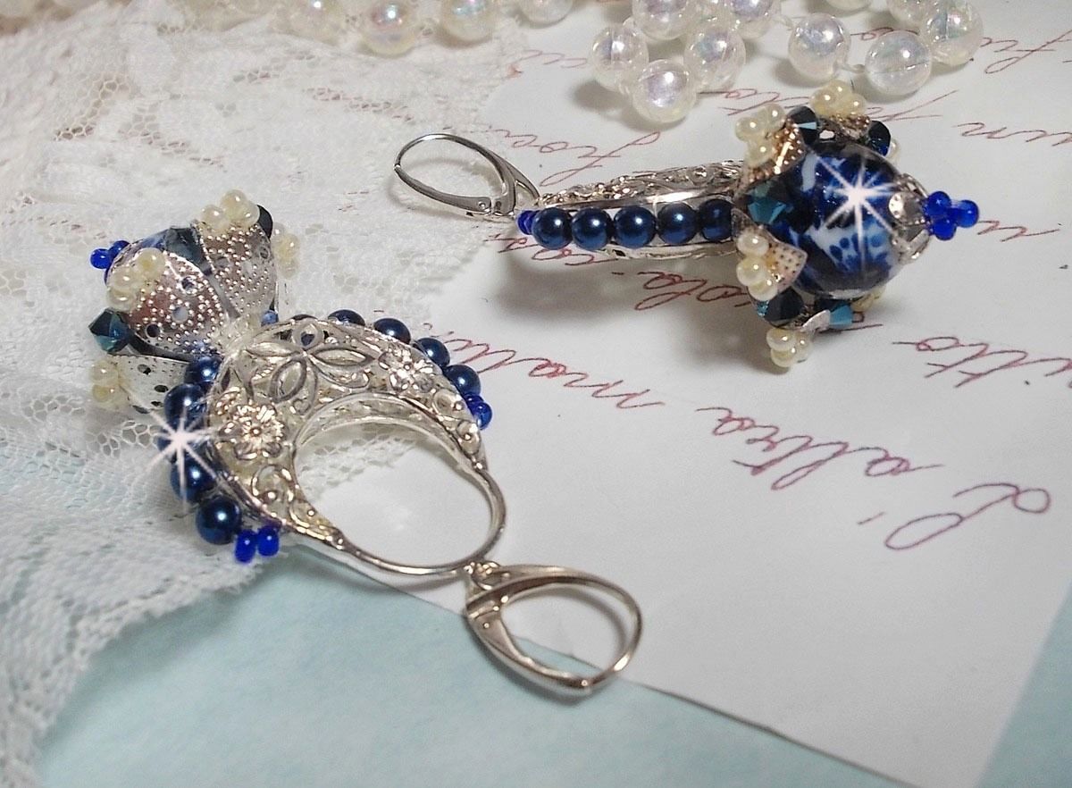 BO Lotusbloemen gemonteerd met Capri Blue/White Venetian Beads en Half Moon Candlestick Connectors