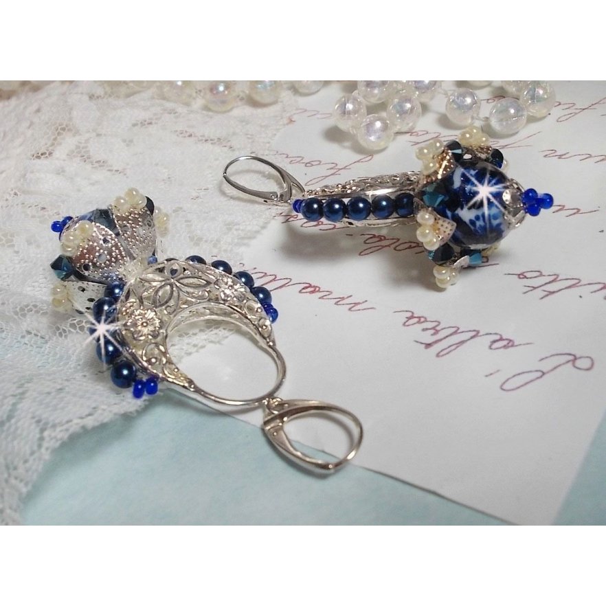 BO Lotusbloemen gemonteerd met Capri Blue/White Venetian Beads en Half Moon Candlestick Connectors