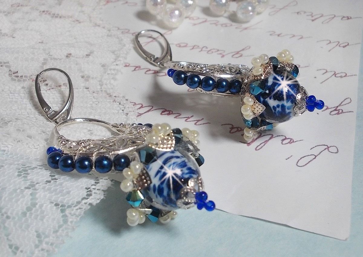 BO Lotusbloemen gemonteerd met Capri Blue/White Venetian Beads en Half Moon Candlestick Connectors