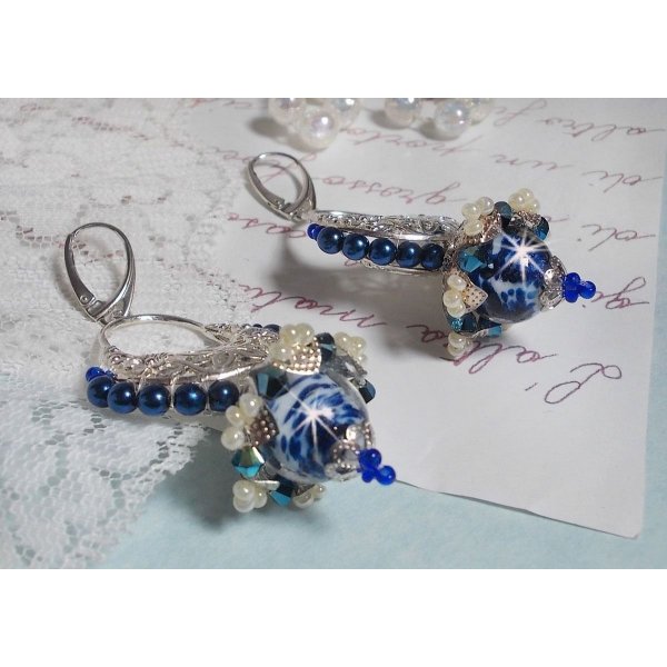 BO Lotusbloemen gemonteerd met Capri Blue/White Venetian Beads en Half Moon Candlestick Connectors