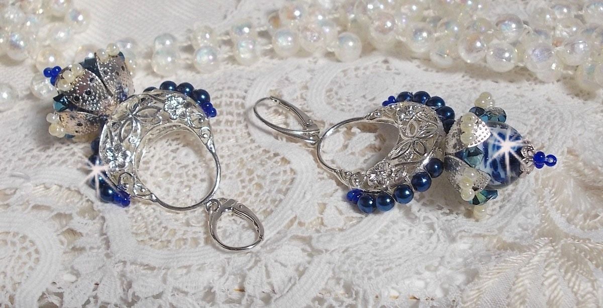 BO Lotusbloemen gemonteerd met Capri Blue/White Venetian Beads en Half Moon Candlestick Connectors