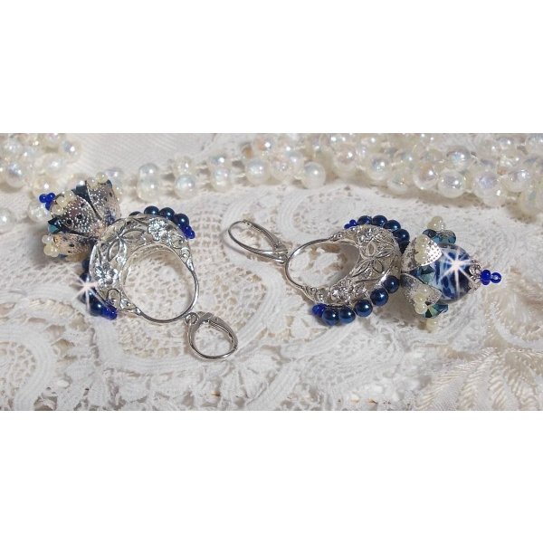 BO Lotusbloemen gemonteerd met Capri Blue/White Venetian Beads en Half Moon Candlestick Connectors