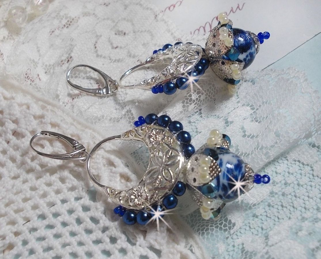 BO Lotusbloemen gemonteerd met Capri Blue/White Venetian Beads en Half Moon Candlestick Connectors