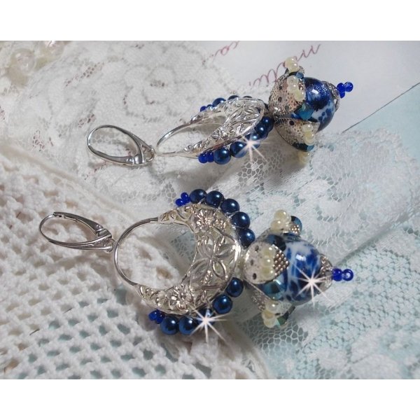 BO Lotusbloemen gemonteerd met Capri Blue/White Venetian Beads en Half Moon Candlestick Connectors