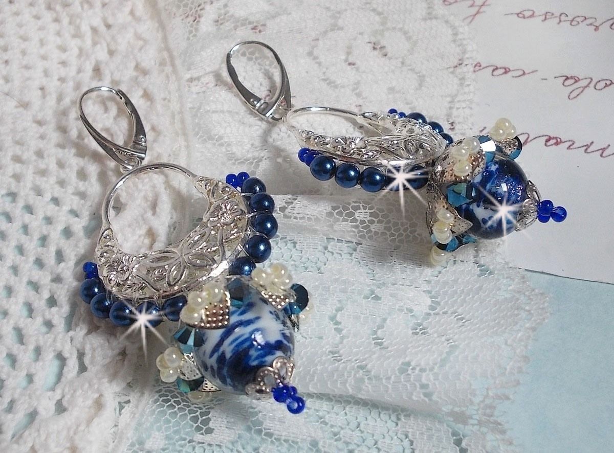 BO Lotusbloemen gemonteerd met Capri Blue/White Venetian Beads en Half Moon Candlestick Connectors
