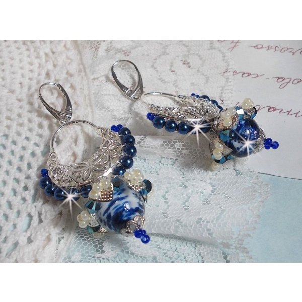 BO Lotusbloemen gemonteerd met Capri Blue/White Venetian Beads en Half Moon Candlestick Connectors