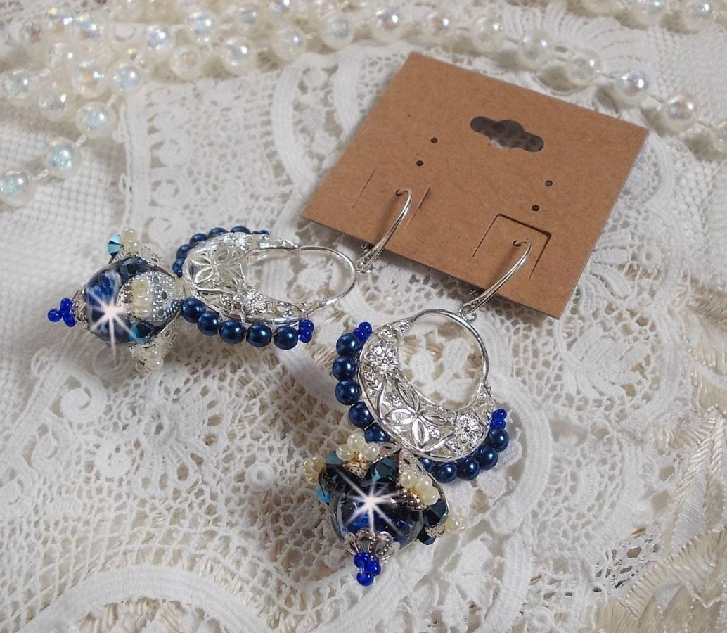 BO Lotusbloemen gemonteerd met Capri Blue/White Venetian Beads en Half Moon Candlestick Connectors