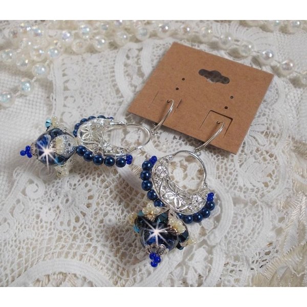 BO Lotusbloemen gemonteerd met Capri Blue/White Venetian Beads en Half Moon Candlestick Connectors