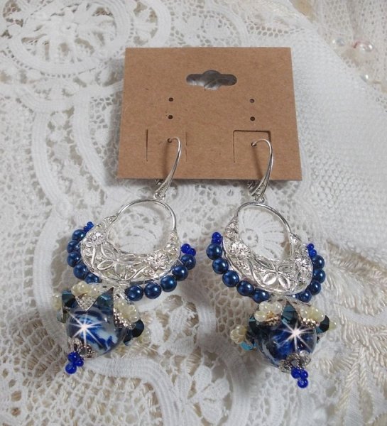 BO Lotusbloemen gemonteerd met Capri Blue/White Venetian Beads en Half Moon Candlestick Connectors