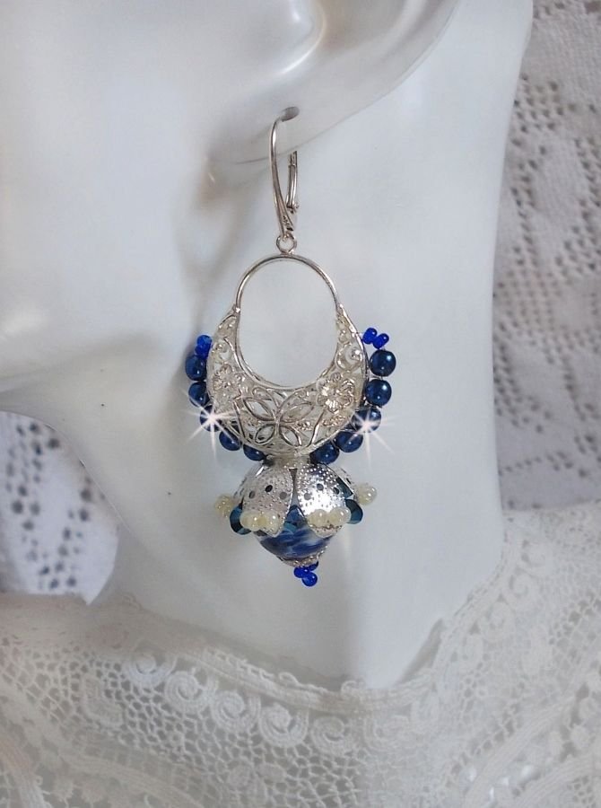 BO Lotusbloemen gemonteerd met Capri Blue/White Venetian Beads en Half Moon Candlestick Connectors