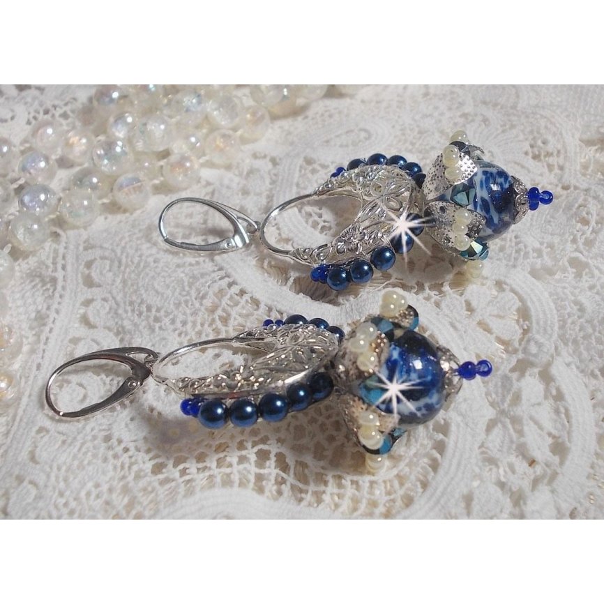 BO Lotusbloemen gemonteerd met Capri Blue/White Venetian Beads en Half Moon Candlestick Connectors