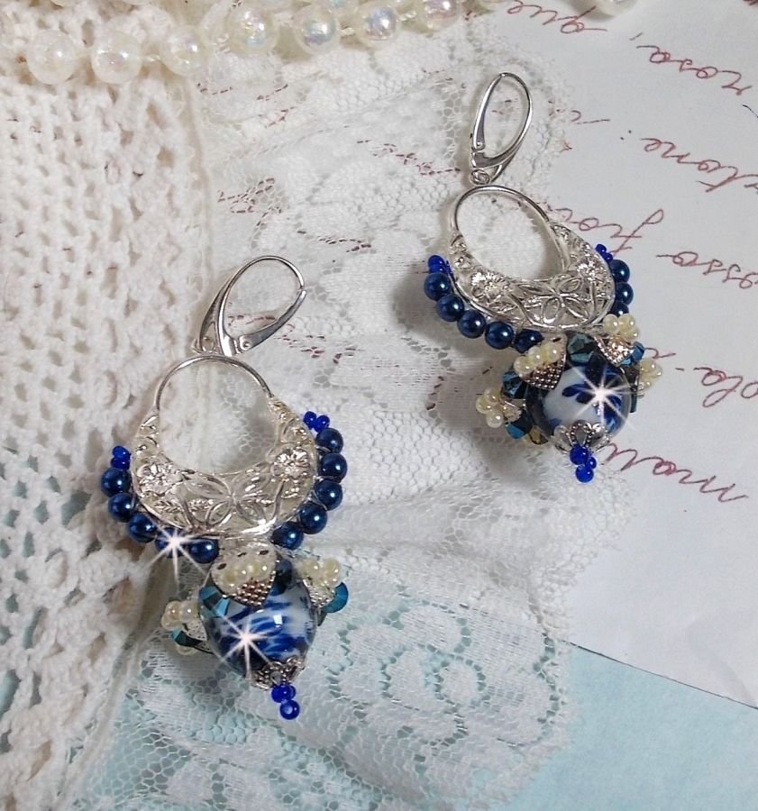 BO Lotusbloemen gemonteerd met Capri Blue/White Venetian Beads en Half Moon Candlestick Connectors