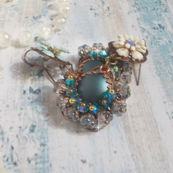 BO Lou Petrol cr&eacute;&eacute;es avec cristaux de Swarovski, perles en verre et fleurs &eacute;poxy 