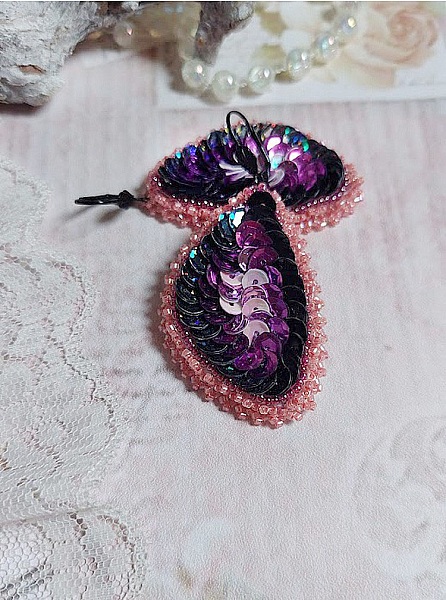 BO Louvre Festif brod&eacute;es avec des sequins, rocailles et dormeuses noires 