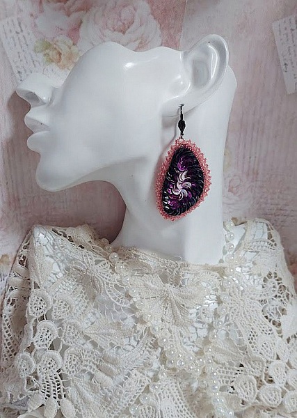 BO Louvre Festif brod&eacute;es avec des sequins, rocailles et dormeuses noires 