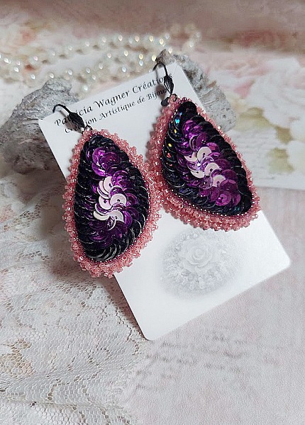 BO Louvre Festif brod&eacute;es avec des sequins, rocailles et dormeuses noires 