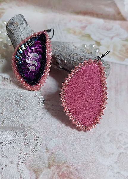 BO Louvre Festif brod&eacute;es avec des sequins, rocailles et dormeuses noires 