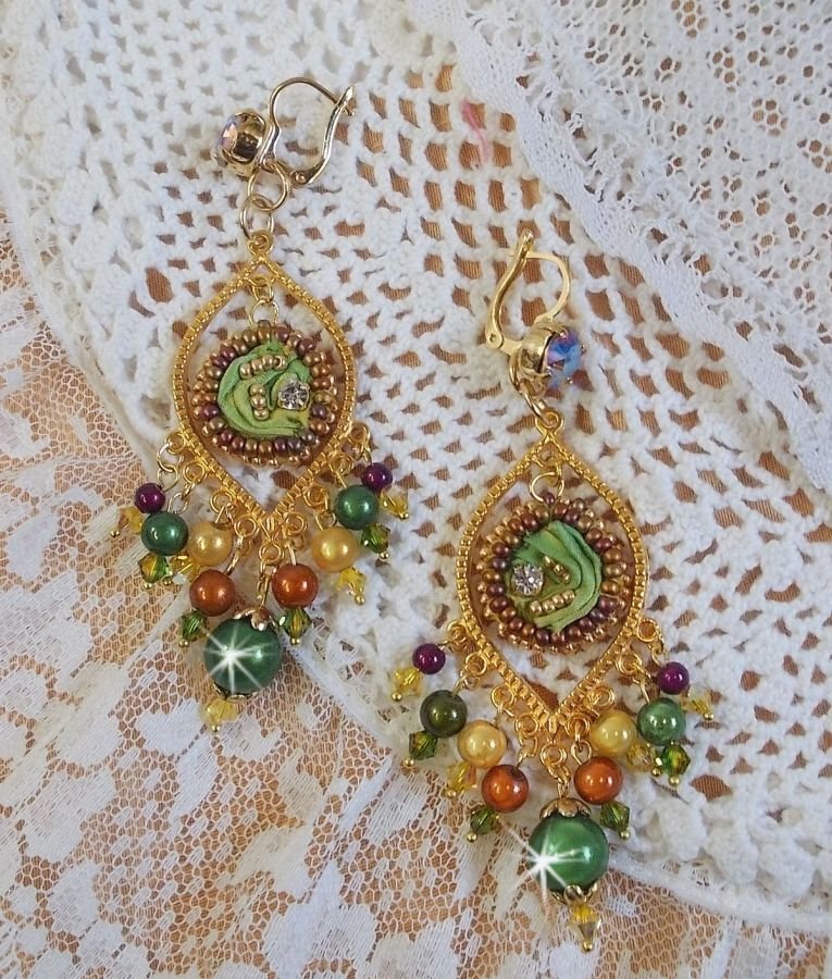 BO Venetiaanse maan geborduurd met kameleonkleurig zijden lint, Swarovski kristallen en magische kralen