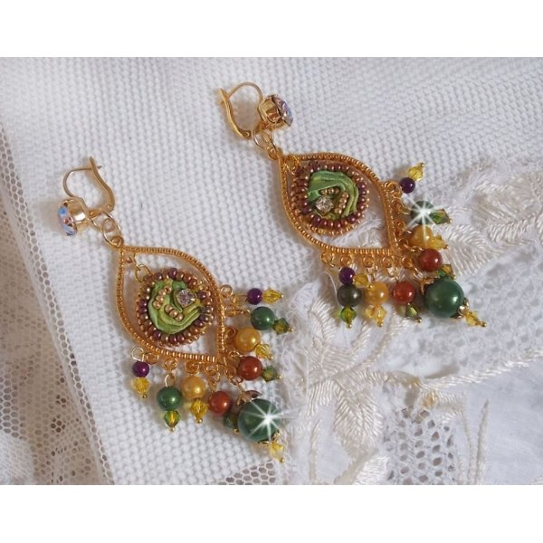 BO Venetiaanse maan geborduurd met kameleonkleurig zijden lint, Swarovski kristallen en magische kralen