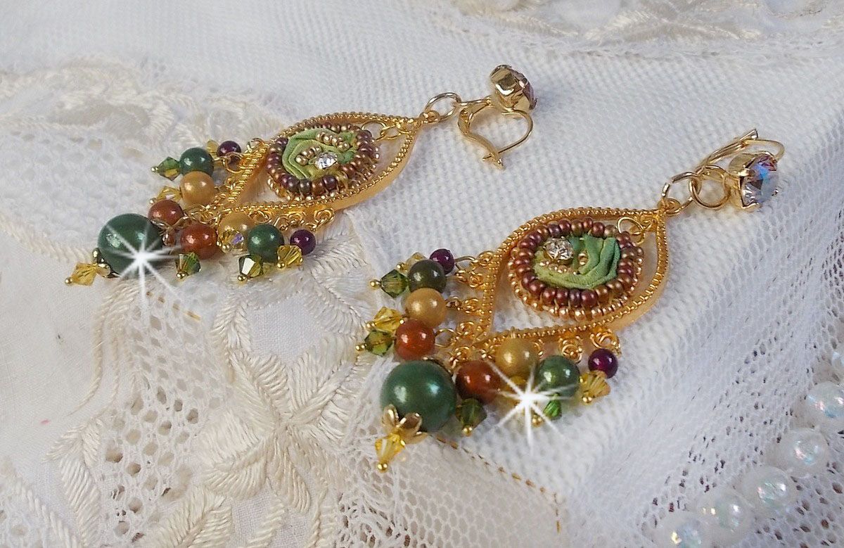 BO Venetiaanse maan geborduurd met kameleonkleurig zijden lint, Swarovski kristallen en magische kralen