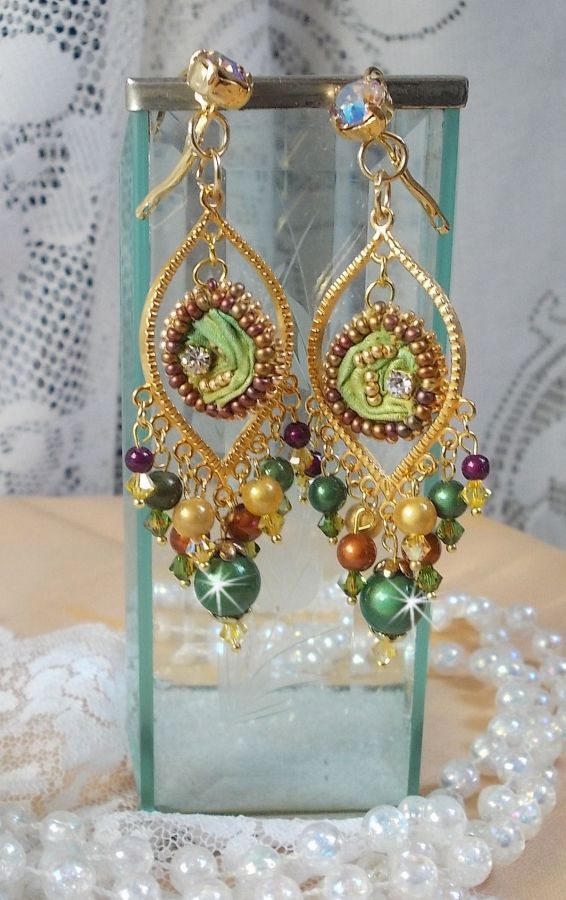 BO Venetiaanse maan geborduurd met kameleonkleurig zijden lint, Swarovski kristallen en magische kralen