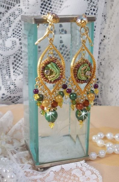 BO Venetiaanse maan geborduurd met kameleonkleurig zijden lint, Swarovski kristallen en magische kralen