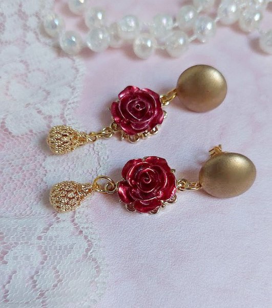BO Lya Roses compos&eacute;es de breloques laitons, pendentifs avec roses m&eacute;tal, perles verres et clous en laiton