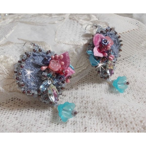 BO Mademoiselle Bluse Haute-Couture brod&eacute;es avec des Cristaux de Swarovski, des fleurs en verre de Boh&egrave;me, de la dentelle Grise et des rocailles