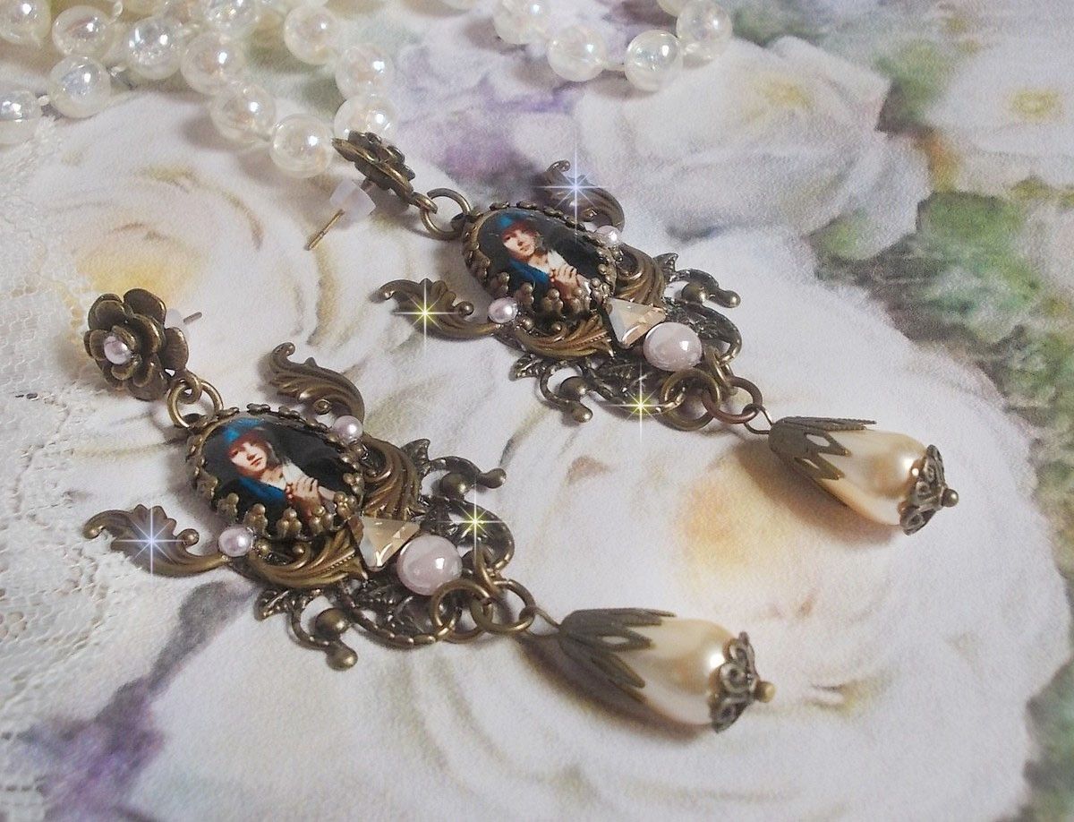 BO Madonna gemaakt met PureCrystal cabochons, vergrootglas cabochons, wolkenstempels en bronzen accessoires.