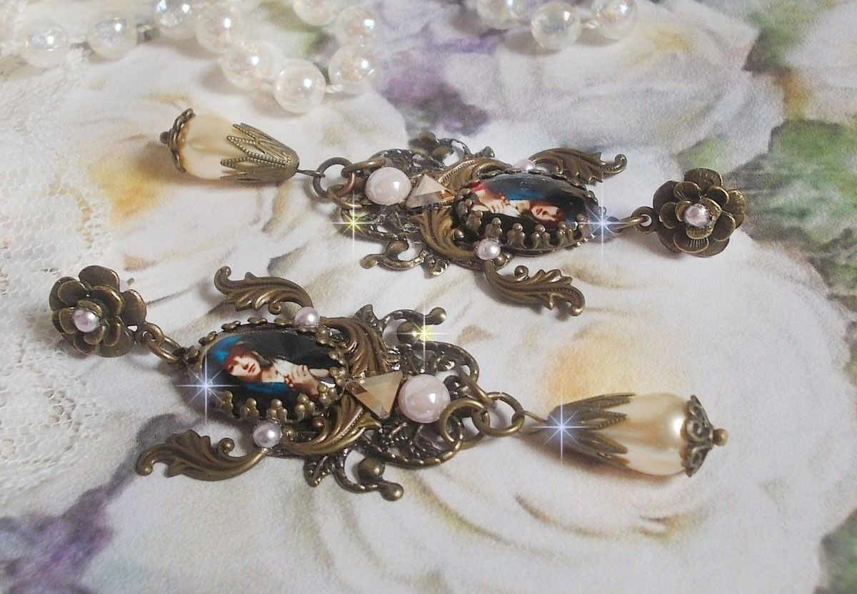 BO Madonna gemaakt met PureCrystal cabochons, vergrootglas cabochons, wolkenstempels en bronzen accessoires.