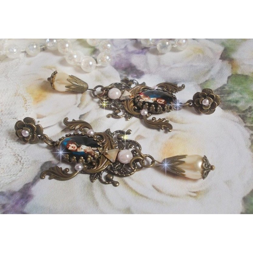 BO Madonna gemaakt met PureCrystal cabochons, vergrootglas cabochons, wolkenstempels en bronzen accessoires.