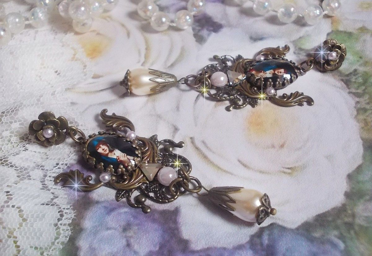 BO Madonna gemaakt met PureCrystal cabochons, vergrootglas cabochons, wolkenstempels en bronzen accessoires.
