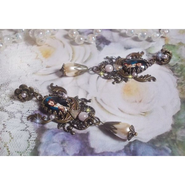 BO Madonna gemaakt met PureCrystal cabochons, vergrootglas cabochons, wolkenstempels en bronzen accessoires.