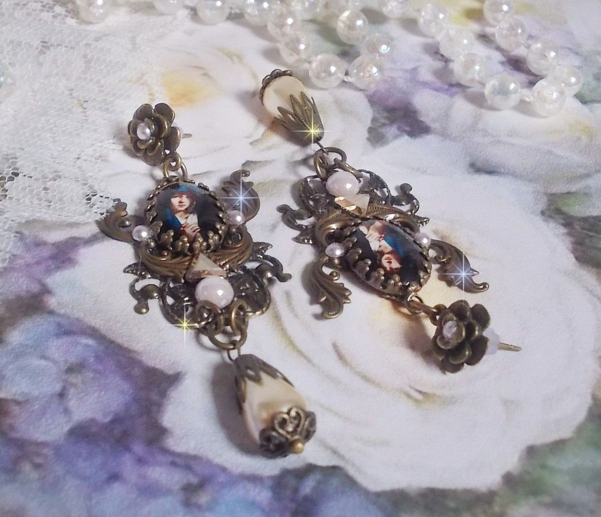 BO Madonna gemaakt met PureCrystal cabochons, vergrootglas cabochons, wolkenstempels en bronzen accessoires.