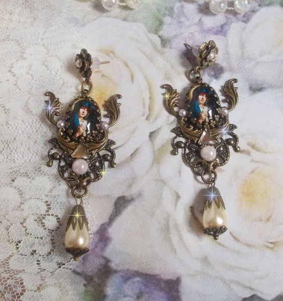 BO Madonna gemaakt met PureCrystal cabochons, vergrootglas cabochons, wolkenstempels en bronzen accessoires.