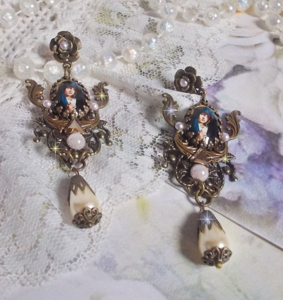 BO Madonna gemaakt met PureCrystal cabochons, vergrootglas cabochons, wolkenstempels en bronzen accessoires.