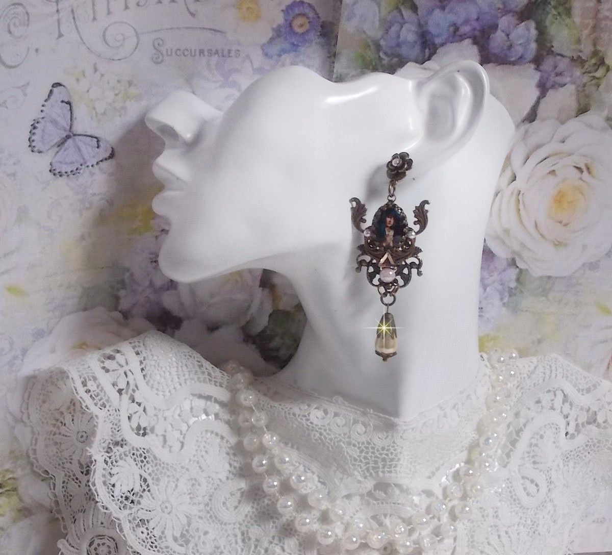 BO Madonna gemaakt met PureCrystal cabochons, vergrootglas cabochons, wolkenstempels en bronzen accessoires.