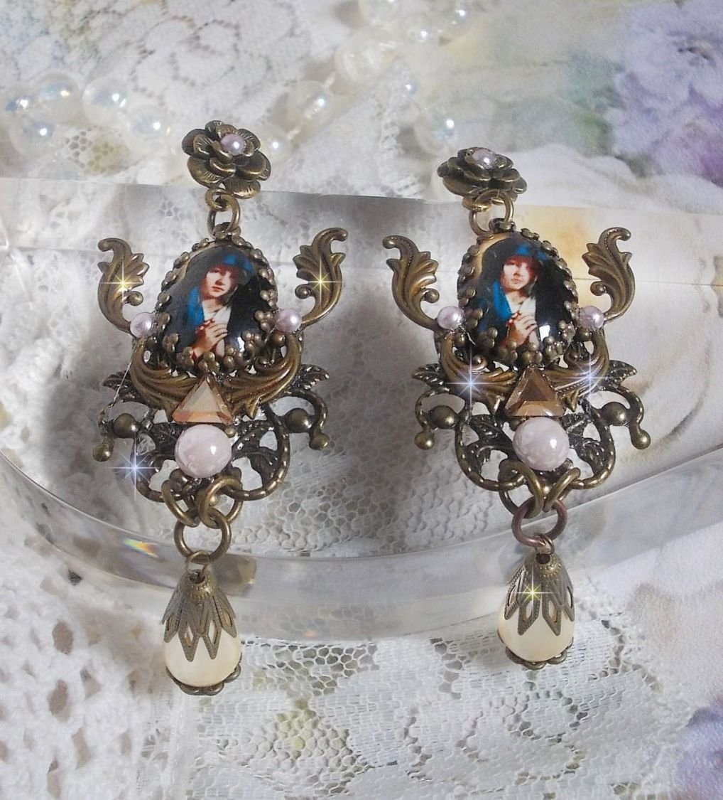 BO Madonna gemaakt met PureCrystal cabochons, vergrootglas cabochons, wolkenstempels en bronzen accessoires.