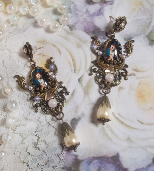 BO Madonna gemaakt met PureCrystal cabochons, vergrootglas cabochons, wolkenstempels en bronzen accessoires.