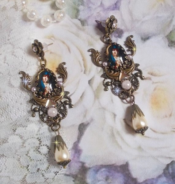 BO Madonna gemaakt met PureCrystal cabochons, vergrootglas cabochons, wolkenstempels en bronzen accessoires.