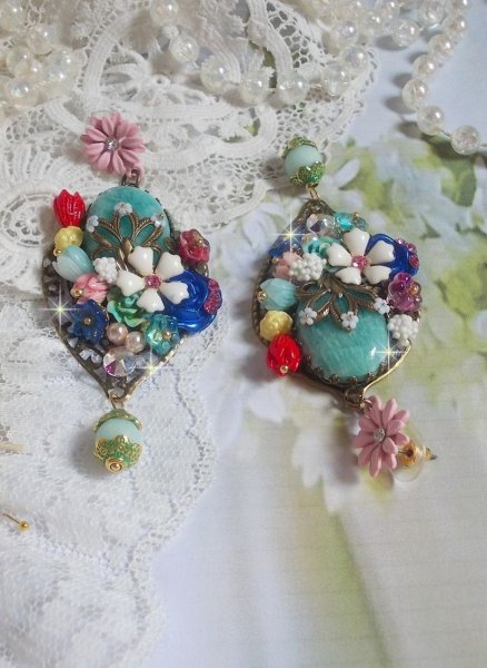 BO Majestueuses sur des estampes gouttes avec des cabochons, cristaux, fleurs clochettes, cabochons en r&eacute;sine, perles en verre et perles en Amazonite