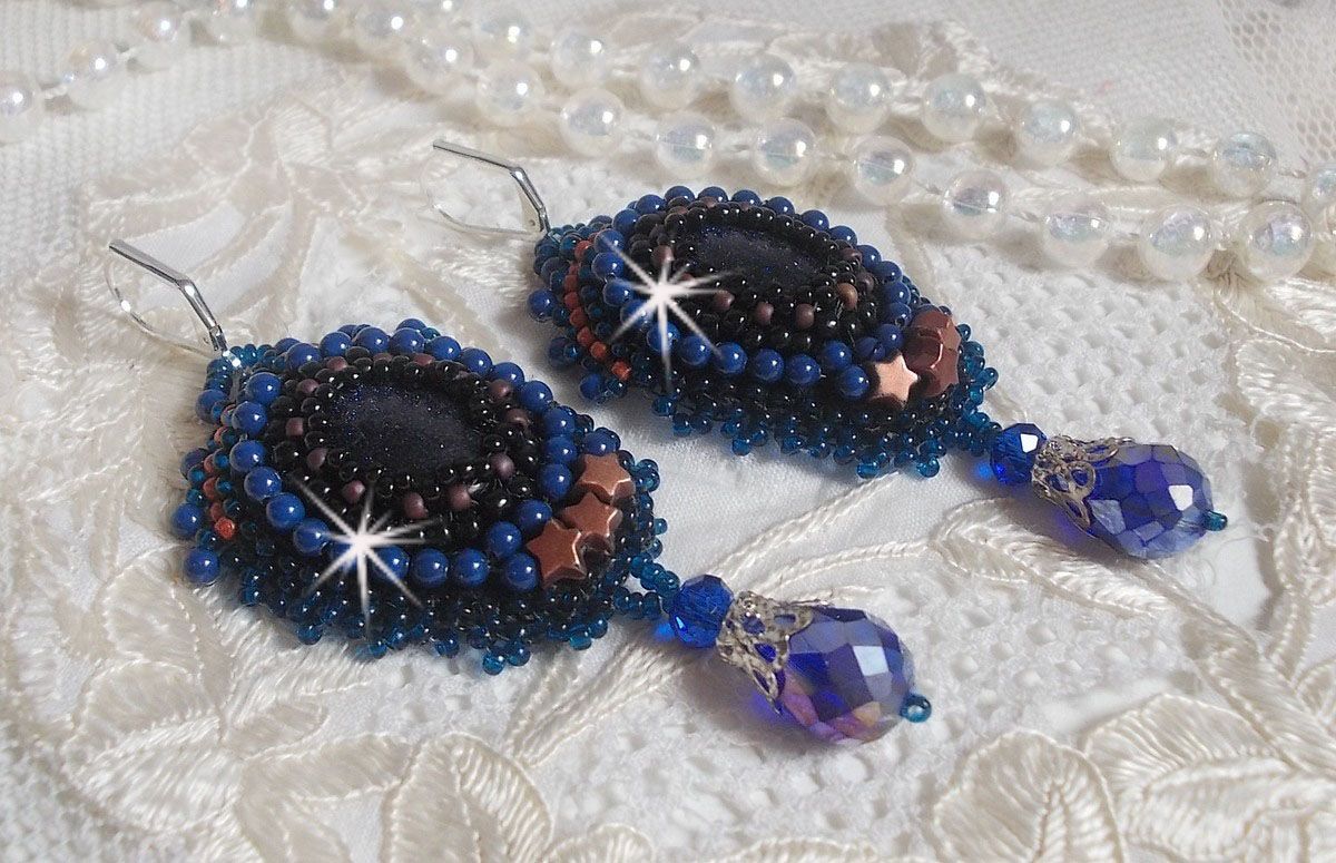 BO Maldives geborduurd met glinsterende hars cabochons, ronde parelmoer Swarovski kralen en Miyuki rocailles.