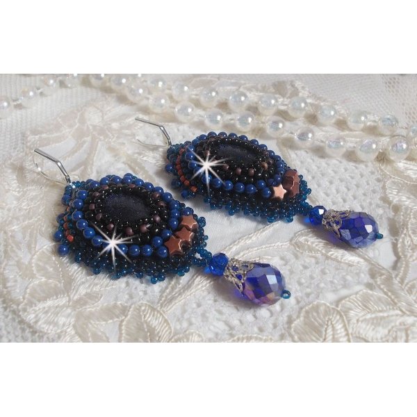 BO Maldives geborduurd met glinsterende hars cabochons, ronde parelmoer Swarovski kralen en Miyuki rocailles.