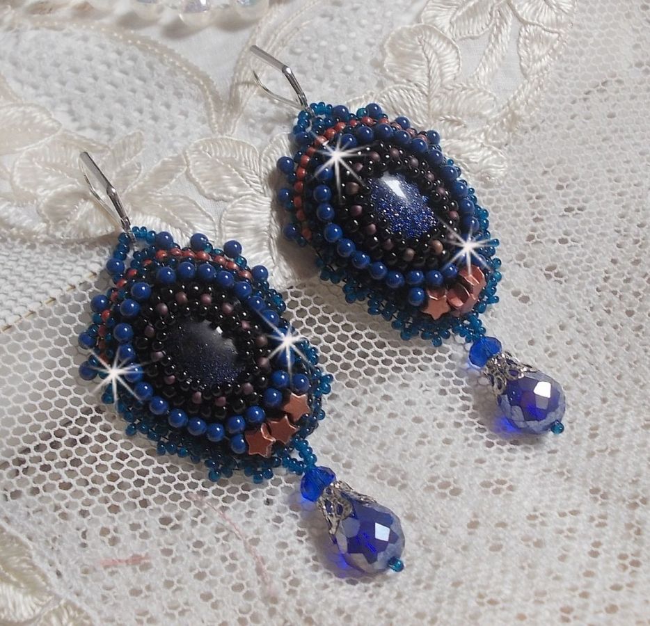 BO Maldives geborduurd met glinsterende hars cabochons, ronde parelmoer Swarovski kralen en Miyuki rocailles.