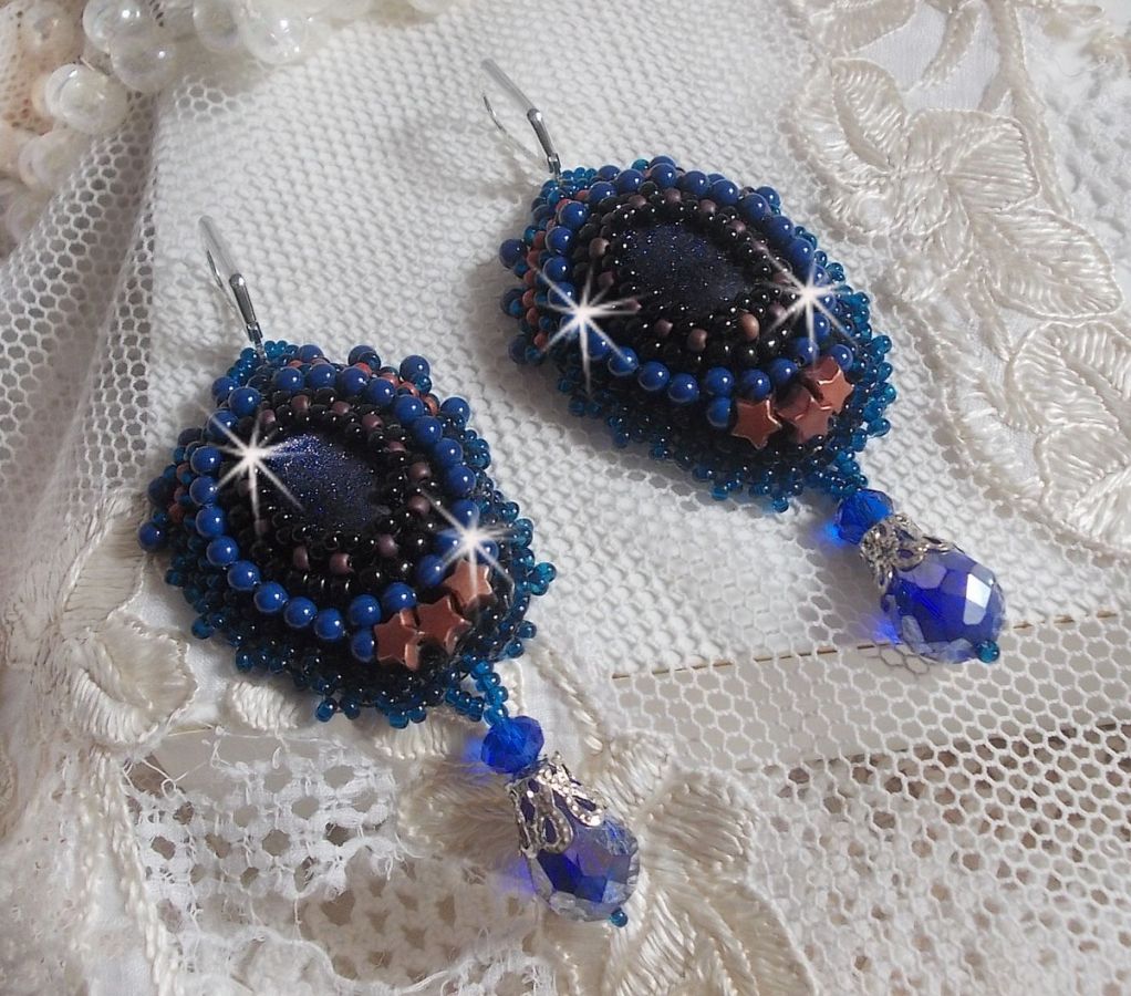 BO Maldives geborduurd met glinsterende hars cabochons, ronde parelmoer Swarovski kralen en Miyuki rocailles.