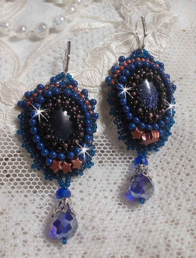 BO Maldives geborduurd met glinsterende hars cabochons, ronde parelmoer Swarovski kralen en Miyuki rocailles.