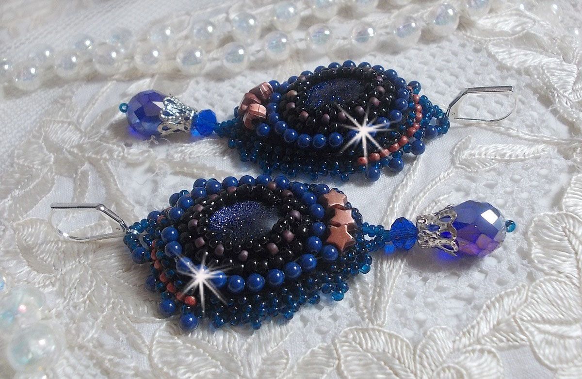 BO Maldives geborduurd met glinsterende hars cabochons, ronde parelmoer Swarovski kralen en Miyuki rocailles.