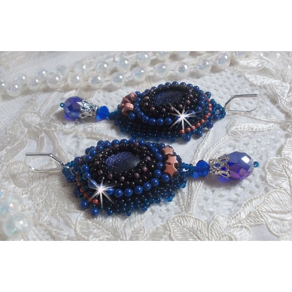 BO Maldives geborduurd met glinsterende hars cabochons, ronde parelmoer Swarovski kralen en Miyuki rocailles.