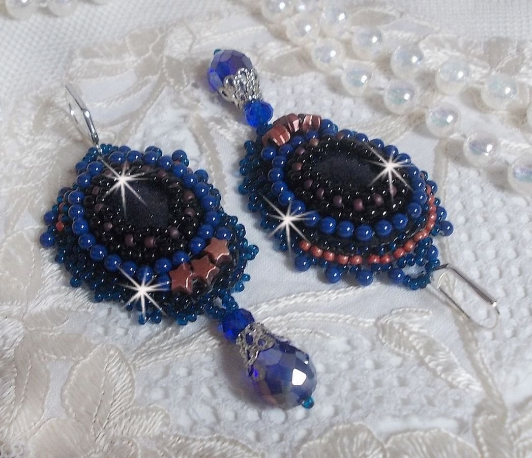 BO Maldives geborduurd met glinsterende hars cabochons, ronde parelmoer Swarovski kralen en Miyuki rocailles.